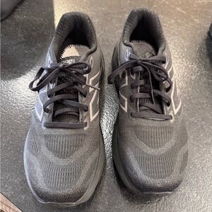 New Balance Men's Black and Gray Athletic Shoes